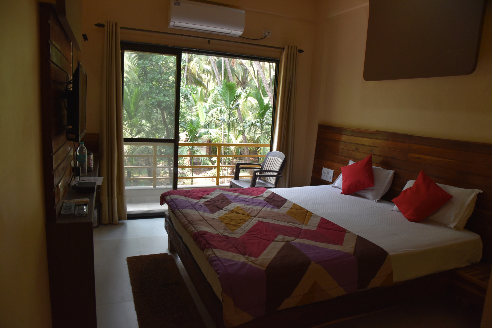 resort with deluxe rooms in murud
