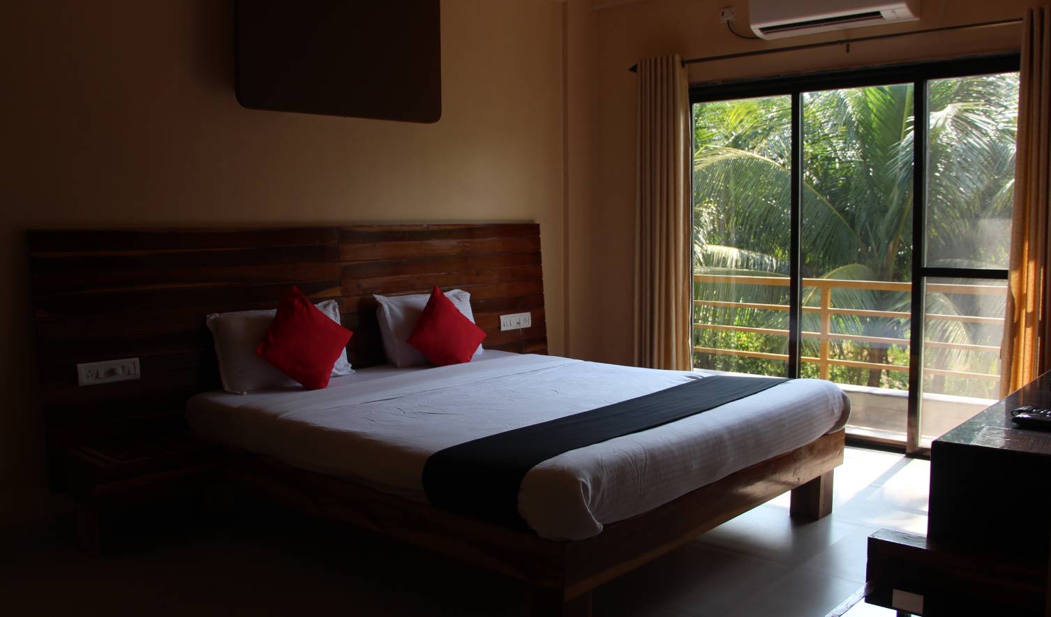resort with deluxe rooms in murud