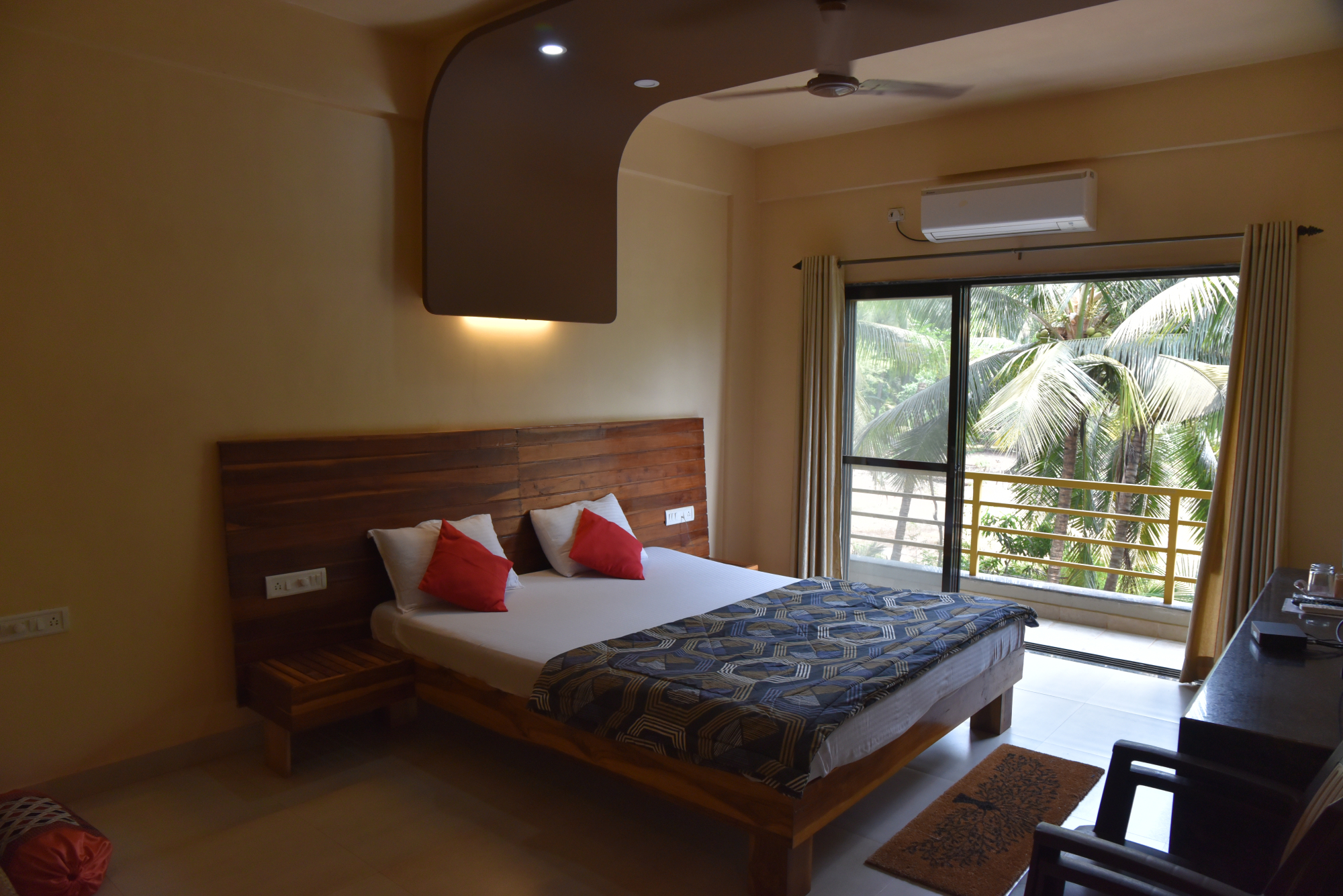 resort with deluxe rooms in murud